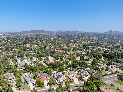 以南加利福尼亚的住宅别墅对郊区区域进行空中观察外观生产橙子抵押社区草地景观游泳池建筑学财富图片