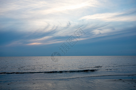 纽华州比亚斯湾的 海洋上低沉的日落天空橙子卷云太阳阳光摄影地平线假期城市日落省会背景图片