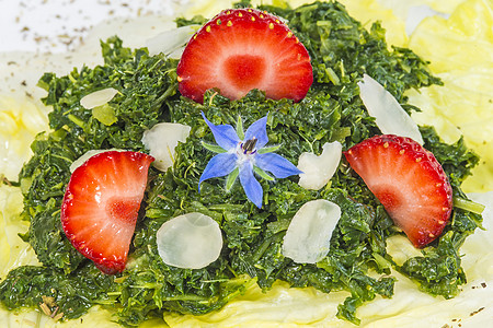 绿色甘蓝沙拉和草莓时代红色蔬菜沙拉石器白色美食食物荒野水果图片