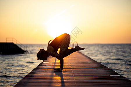 瑜伽妇女海岸海滩日落训练太阳天空女孩女性冥想活力图片