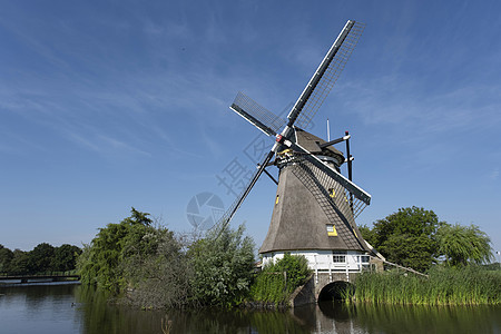 荷兰运河附近传统杜奇风力车 荷兰环境农村天空活力蓝色风景风车旅游农业地标图片