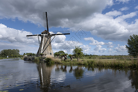 荷兰运河附近传统杜奇风力车 荷兰活力场景世界环境力量日落农村旅游游客场地图片
