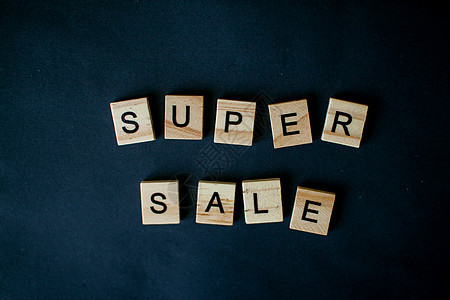 木制木块的刻字超级销售黑色笔记促销字母季节性季节零售店铺价格购物图片