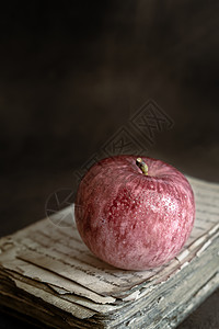 一个成熟的苹果 在一本书的背景墙纸水果涂鸦窗户卡通片木头墨水刻字静物植物图片