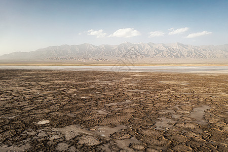 中国青海盐湖边的土壤 干燥的土地旅行顶峰脆皮天空砂岩爬坡气候裂缝环境地形图片