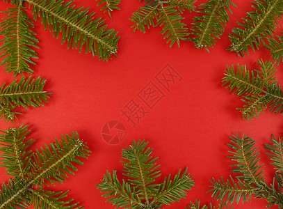 简约海报圣诞公寓里有红背景的fir树枝框 里面有复制空间 股面照片背景