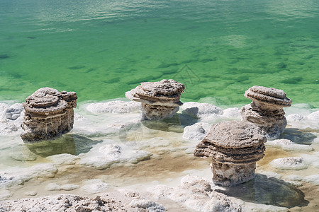 在绿盐湖旁的盐石盐水结晶岩石热带风景支撑旅行水晶涟漪矿物图片