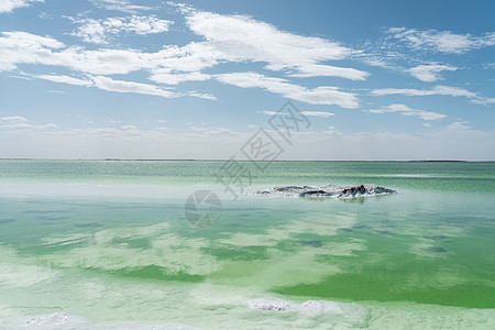 绿色盐湖 天然湖底背景海滩池塘支撑风景海岸海洋假期天空结晶环境图片