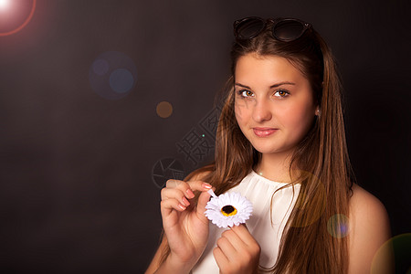 戴花和太阳眼镜的年轻女孩高清图片