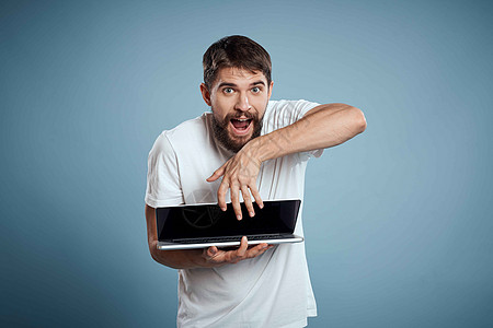 男人显示打开的笔记本电脑键盘监视器 情感模式蓝色广告背景复制空间微笑商务衬衫工人互联网男性商业技术办公室成人背景