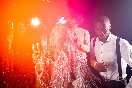 人们在复古风格派对上跳舞乐趣舞池微笑假期快乐音乐夜店女性奢华女士图片