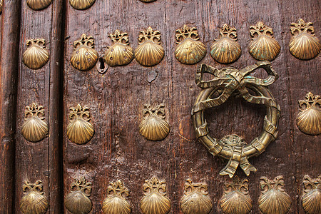 旧门 有金制铁的金属细节和贝壳数字旅游旅行世界城市教会历史观光历史性宗教外观图片