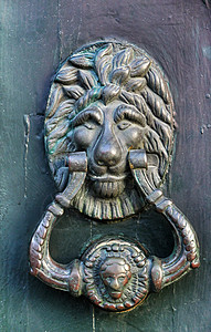 绿色木制门的旧门敲钟动物铁工装饰品古董木头门把手金属建筑学戒指金子图片