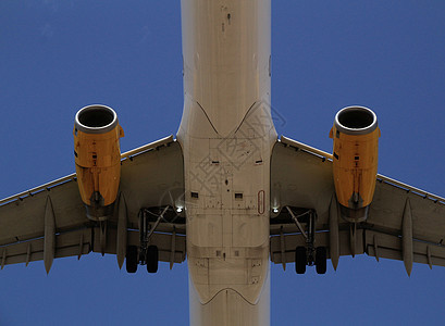飞机飞翔 天空明亮飞行空气蓝色假期喷射晴天乘客飞行员速度技术图片