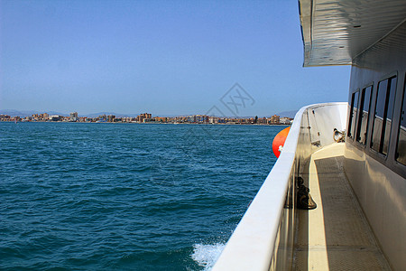 驶近阿拉坎特圣波拉海岸的船唤醒海浪外观运动海岸全景假期游艇天空晴天图片