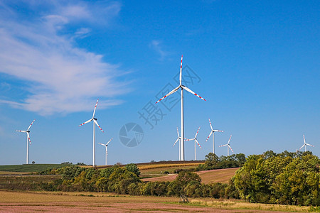 使用风力涡轮机的替代能源 绿色生态发电能的生产涡轮气候天空蓝色环境技术创新农场力量植物图片