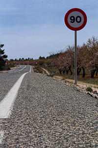 带路速标志的孤独道路警告交通小时路基山脉支撑路线溃败驾驶石头图片