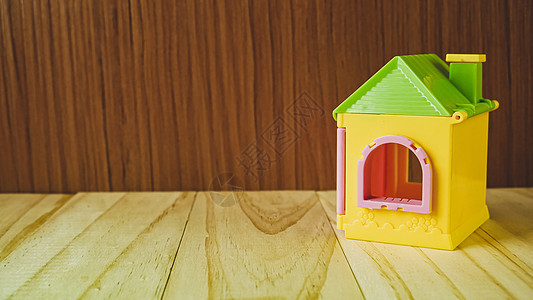 用于地产和建筑内容的木板上的家用玩具白色财产建筑学构造孩子木头家庭住房村庄房子图片