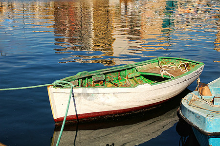 在港口停泊的渔船太阳航行生活海岸引擎阳光钓鱼晴天渔夫旅行图片