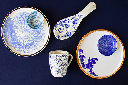 蓝色餐具 碗和盘子在蓝色桌上 菜品套装 桌面设置商品装饰烹饪厨具圆圈刀具陶瓷餐厅环境制品图片