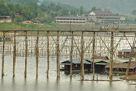 在的竹桥和渔民村高清图片