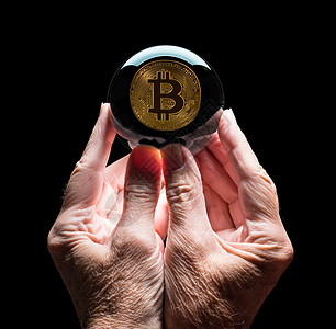 人手握着水晶玻璃预测球 预测比特币的未来价格图片