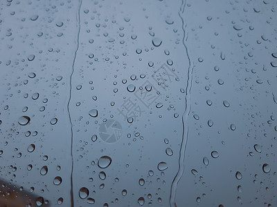 雨滴天空宏观气泡窗户水分天气玻璃液体水滴流动图片