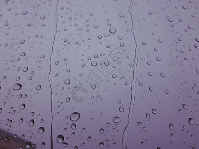 雨滴波纹反射环境玻璃水分气泡流动蓝色水滴窗户图片