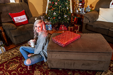 可爱的年轻金发模特儿 在家里享受节假日 圣诞树 礼物和圣诞树化妆品传统装饰惊喜魅力女士庆典派对新年女孩图片