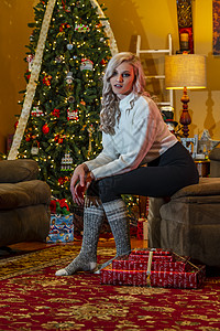 可爱的年轻金发模特儿 在家里享受节假日 圣诞树 礼物和圣诞树魅力元素美丽派对传统女士化妆品女孩假期节日图片