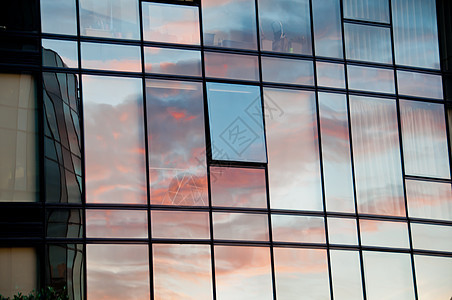 现代企业窗玻璃上柔和太阳的反射窗户摩天大楼市中心金融城市蓝色公司经济学经济景观图片