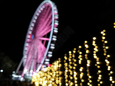 粉红色巨型传单的焦点分散场景 夜里与你一起喜悦景观旋转假期摩天轮漩涡圆圈闲暇游乐场乐趣图片