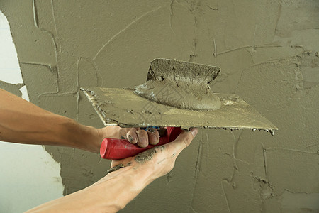 工人用石膏在墙上加块瓦片 并施用水泥米承包商住宅房子泥水匠故障构造专家维修劳动者装修图片