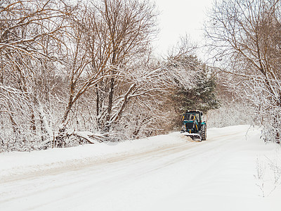 在大雪暴后 雪花扫清了农村道路的积雪残块图片