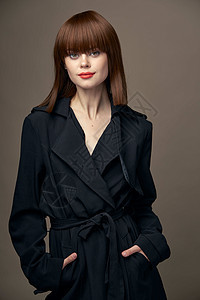 米色背景浪漫女人欧式造型黑色大衣图片