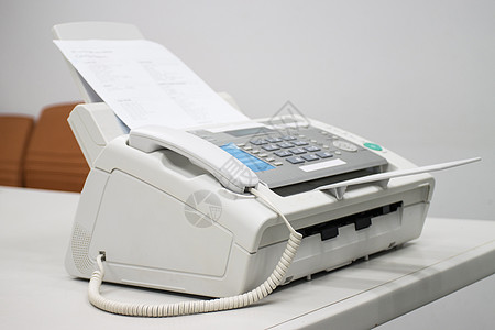 在办公室发送文件的传真机 传真机电话打印机影印传真男人工人商业金融复印机扫描器图片