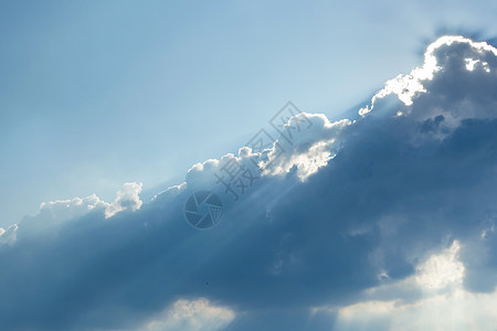 乌云的阳光照耀着太阳自由晴天空气射线戏剧性天堂天气蓝色白色图片