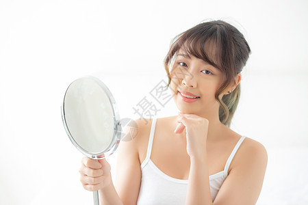 化妆品摄影美丽美丽的年轻年轻的亚洲女人 快乐的笑容和眼神客厅化妆品卫生皮肤房间成人女性镜子治疗女孩背景
