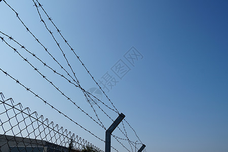 防蓝天空 复制空间的铁丝网栅栏图片