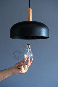 手会改变时尚阁楼灯的灯泡 Sp插座活力阁楼技术家庭力量螺旋安装生态天花板新的高清图片素材