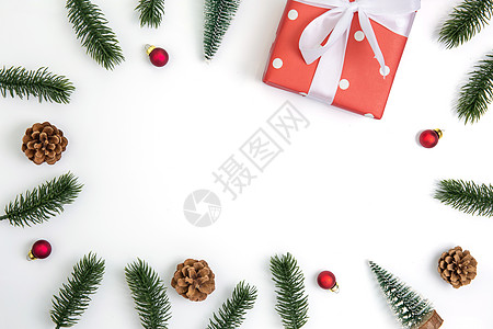 圣诞节假日配有红色礼品盒和装饰品i纪念日丝带松树手工小样生日手工业季节周年作品图片