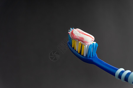 特写白色背景的牙刷 健康的概念刷子治疗玻璃塑料木头牙齿牙膏竹子生态桌子图片