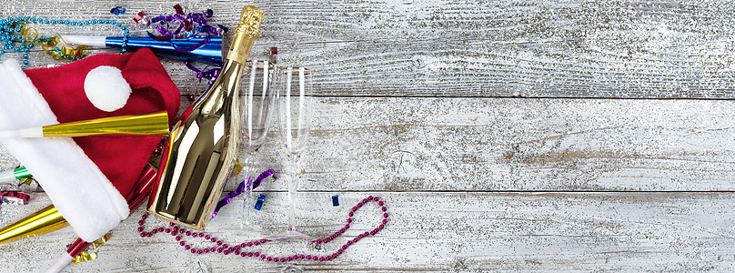 新年快乐主题 一瓶香槟加圣香酒的黄金图片