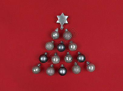 简约海报圣诞树形状是用红纸上的装饰品做的背景