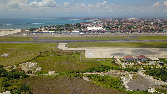 印度尼西亚巴厘岛Balinese机场的飞机 飞往Ngurah Rai机场建筑沥青船运客机空气热带车辆旅行旅游航空图片