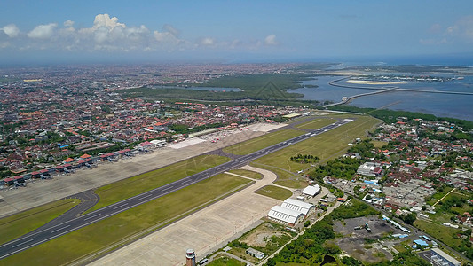 印度尼西亚巴厘岛Balinese机场的飞机 飞往Ngurah Rai机场航空公司引擎天空跑道车辆旅游沥青船运喷射航班图片