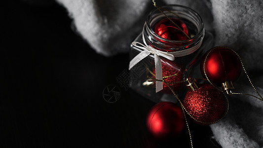 圣诞节麋鹿一个玻璃罐里的小红色圣诞小球装饰品地面假期派对庆典背景玻璃丝带桌子糖果背景