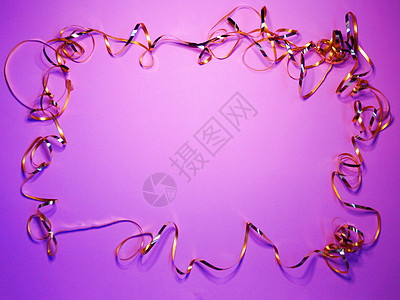 紫色丝带粉红背景的长大金丝带框架 复制新年的空间背景