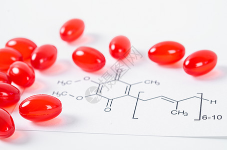 含有白色背景化学公式的维生素Cenzyme Q10珠子皮肤健康食物浆果科学养分药品治疗药片图片