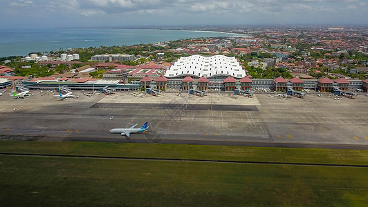登巴萨国际机场 Ngurah Rai 巴厘岛 印度尼西亚 机场客运大楼前的印尼国家航空公司飞机旅行天空旗帜港口旅游乘客技术客机空图片